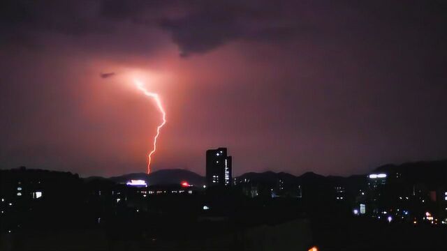 2小时3173次雷电!暴雨深夜到访深圳 酷炫紫色闪电划破天际