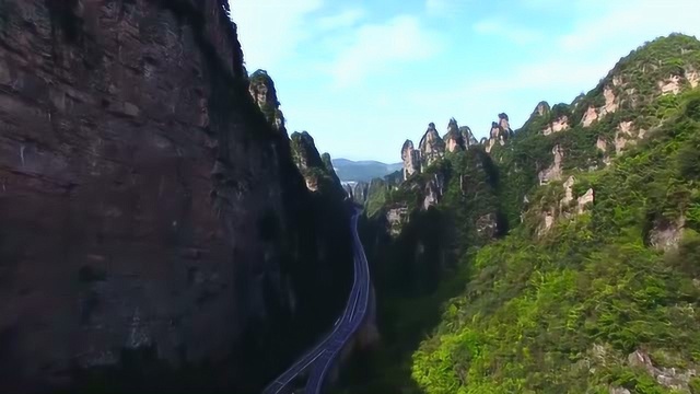 航拍张家界云巅脚下蛇行斗折的武陵山大道