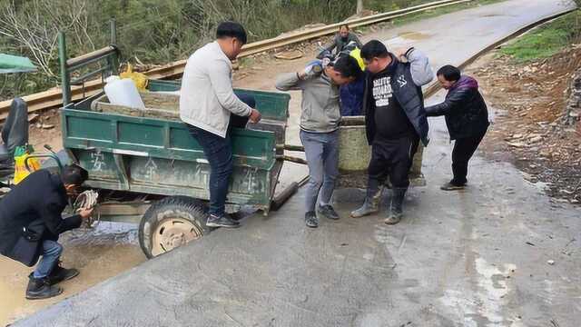 农村小伙家拖两口石缸,小的石缸600多斤,4个人扛2人帮忙