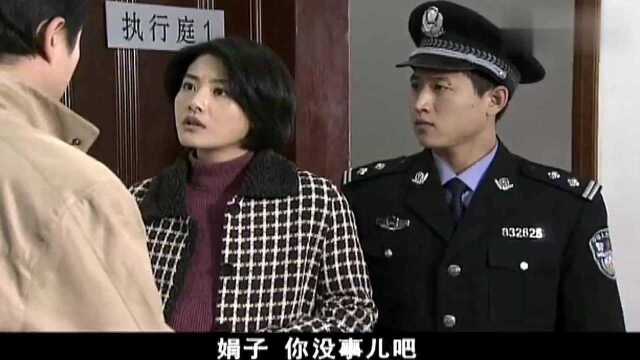 小伙焦急的在路边等车,车一过来立马上车向县城而去