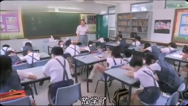 老师向男孩狂扔粉笔,扔了好几盒,小孩有那么好的身手全部能接住