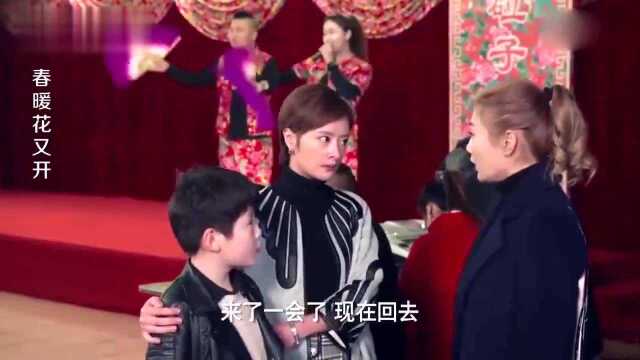 春暖花又开:男子带妻子和前妻看二人转,三人表情各不相同,贼逗