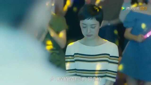 听着徐文昌的情歌房似锦害羞笑了站着都不敢动,同事们一起起哄说在一起吧