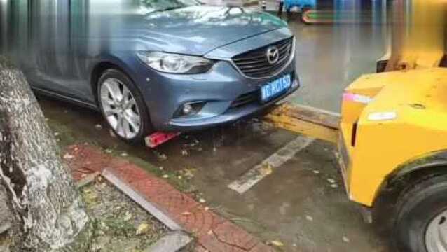 交警拖车就是快,停车线内,影响交通也要拖走,尤其“僵尸车”