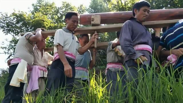 湖南民间土葬习俗,八仙抬棺跑着走崎岖山路,这风俗你一定没见过