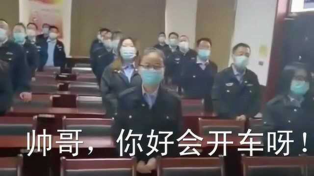 驾校组织教练用猛夸学员,网友:仿佛看到了五颜六色的彩虹屁!