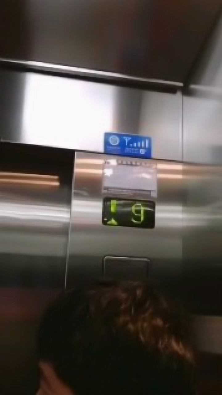 奇葩,电梯维修工被困电梯了