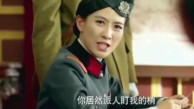 美女从小伙的衣服口袋里,竟搜出曼娜和大岛幽会的照片,这真尴尬!