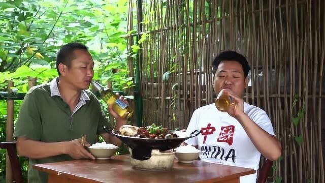 两兄弟今天干完农活,用2斤肥肠3斤鲶鱼一起炖,就喜欢臭臭的味道