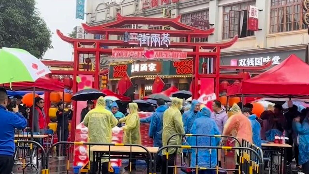 跨越山水!黑龙江首批蔓越莓运抵广西南宁 市民冒雨排长队领取