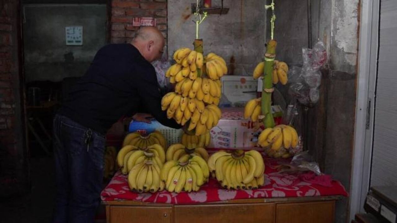 只卖蕉不焦虑 爆火的杭州香蕉店老板主打“简单知足”羡煞打工人