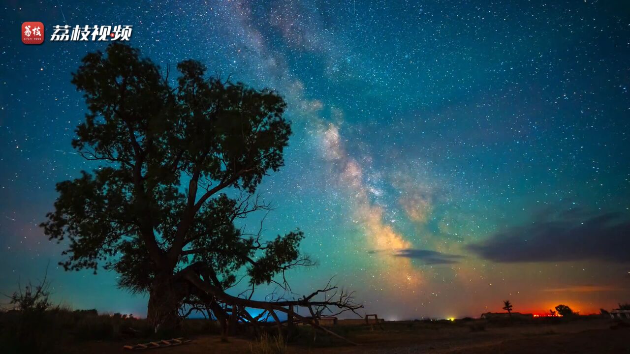 星移斗转!1分钟看星空下阿勒泰巴太树和张凤霞小卖部