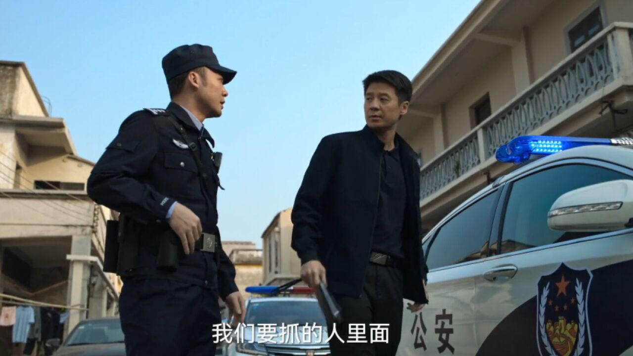 警察进入工厂执法,大家纷纷蹲下,不料厂长却站在原地