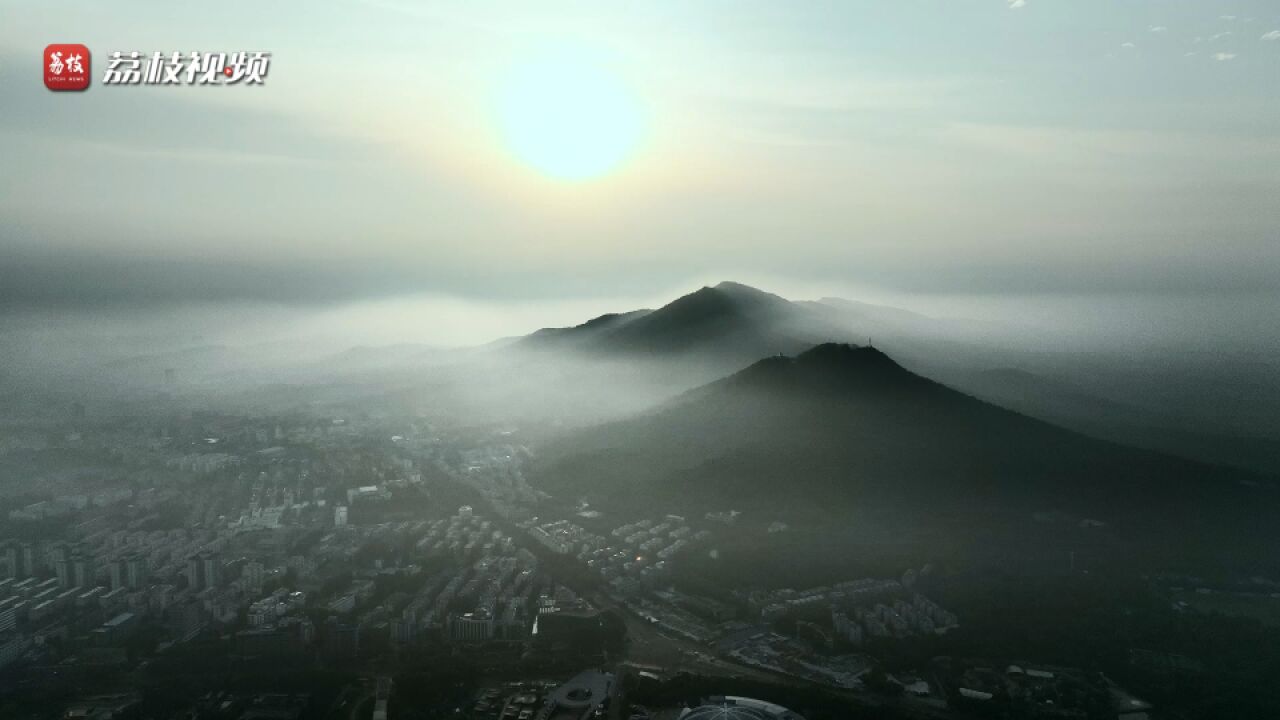 近日 江苏南京紫金山上演水墨山水 大清早在玄武湖上空拍的