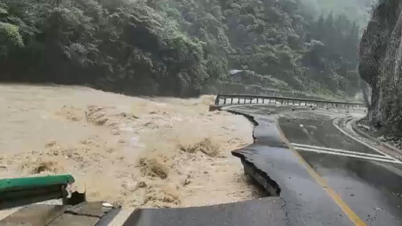 重庆开州一道路路基坍塌:汹涌河水逼近路面 交通中断