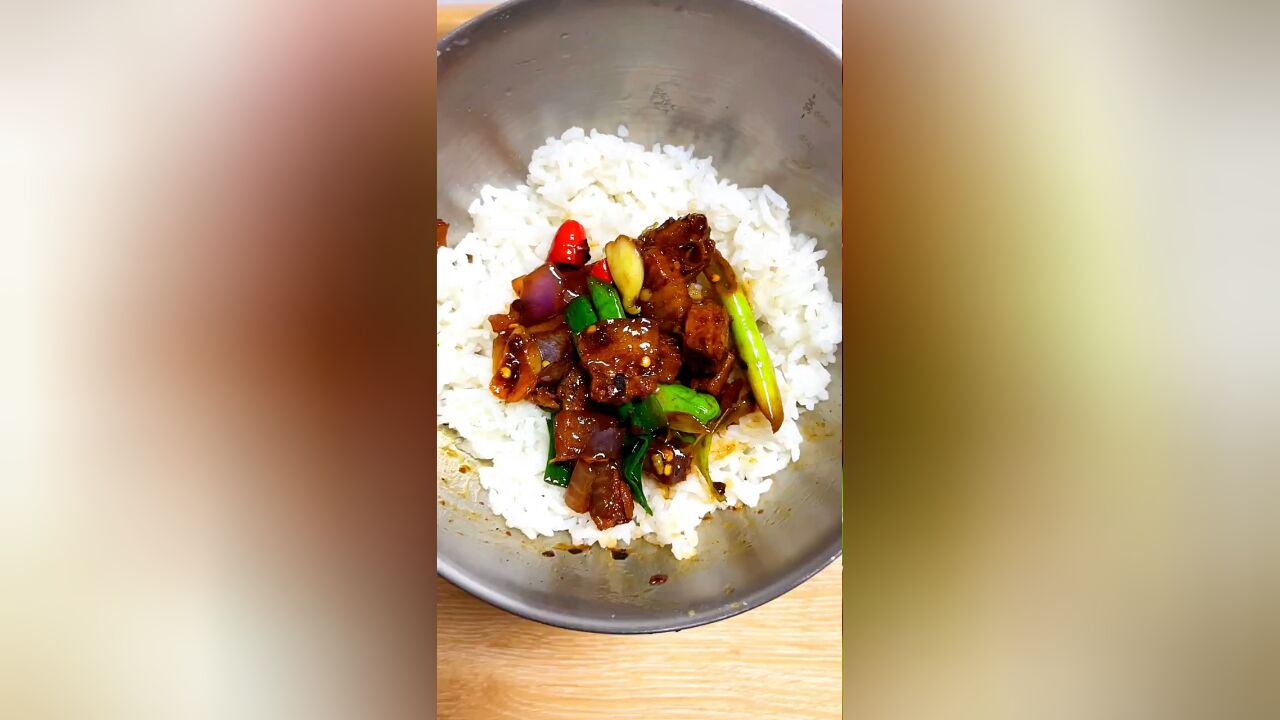 今天吃超级无敌下饭的回锅肉,肥而不腻,香辣咸鲜,配米饭真的巨好吃