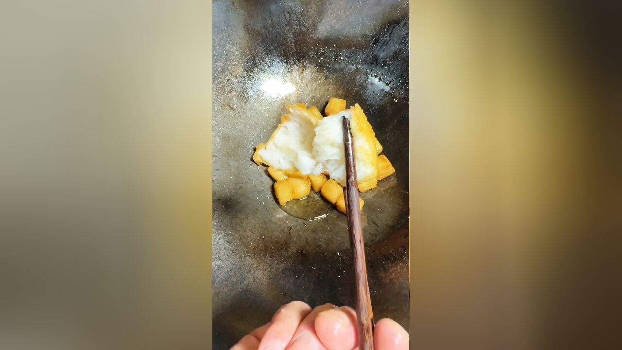 河南豫东名菜水激馍,在大席上占据重要位置,是老一辈儿的心头爱,承载着岁月的味道与情怀