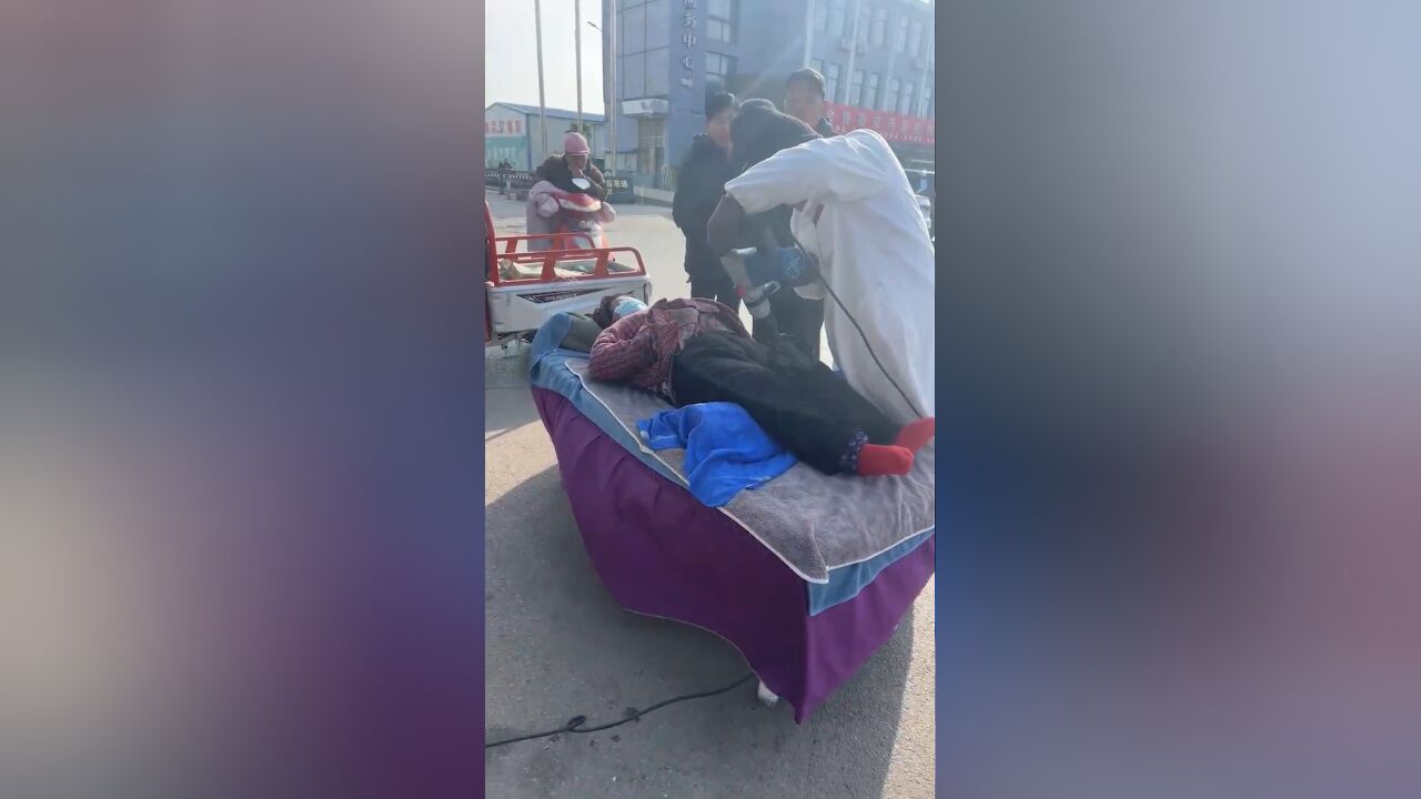 男子当街用电锤给人治病称能治半身不遂,卫健委:无证经营,依法取缔