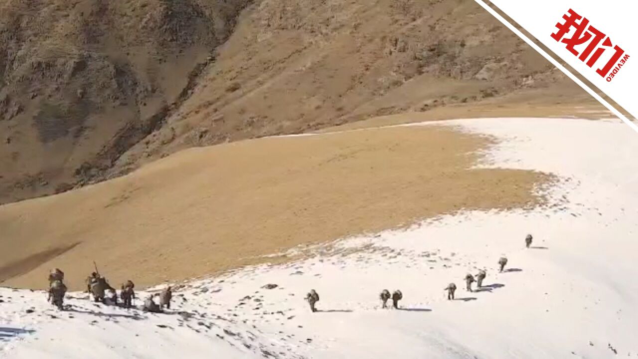 西藏军区某旅组织定向越野比武竞赛 官兵负重翻山越岭