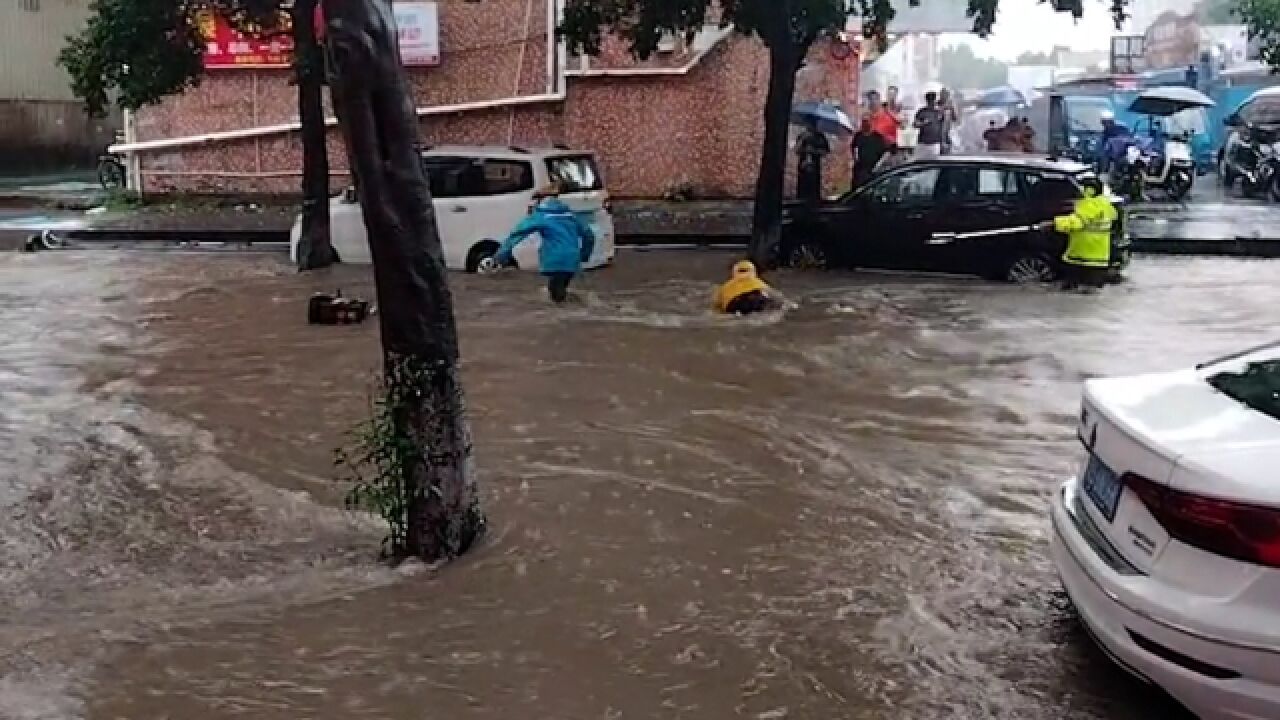 广东东莞1小时降雨量超百毫米街道积水成河 外卖小哥摔倒人车被水冲走