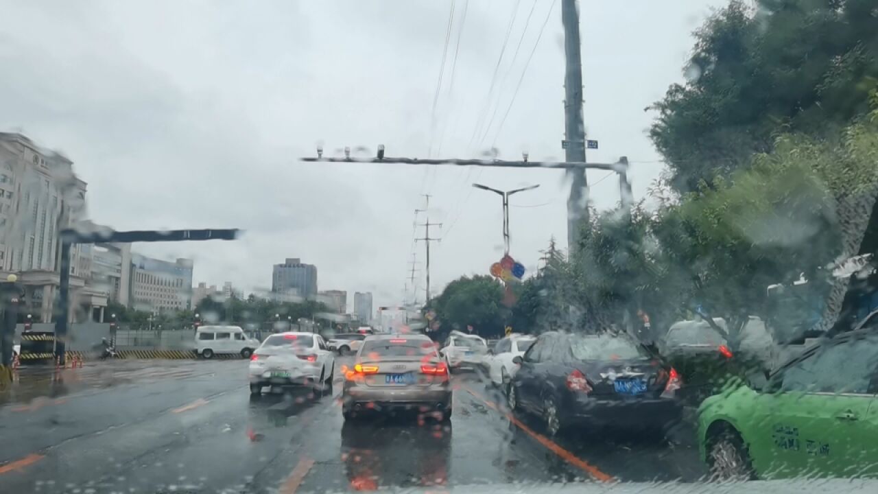 汛期来临降雨增多 切勿冒然涉水强行