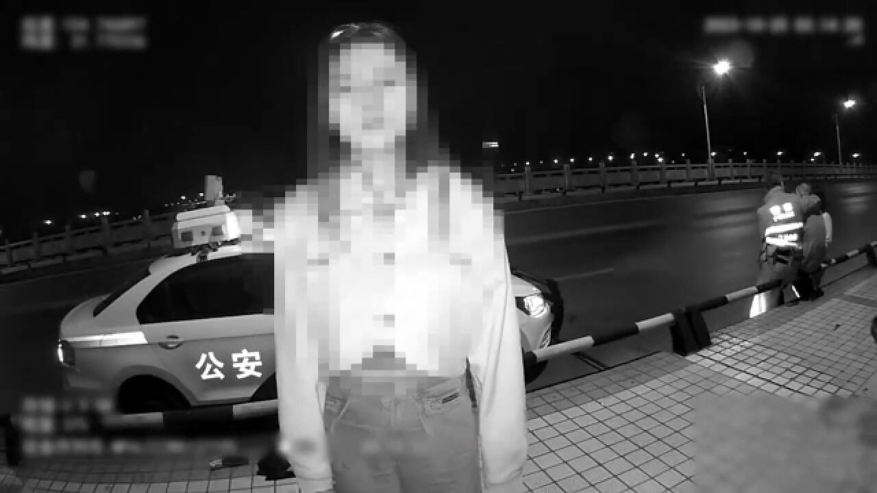 女子酒后欲跳河轻生,路人起哄:直接跳怕啥!民警怒斥瞬时拉倒救下