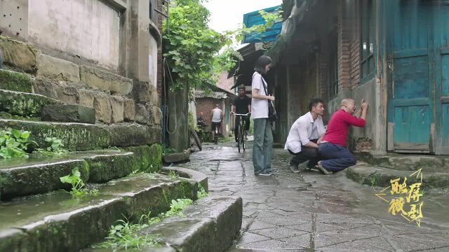 纺织厂现离奇命案,身披黑雨衣的凶手踪迹难寻,当地居民人心惶惶