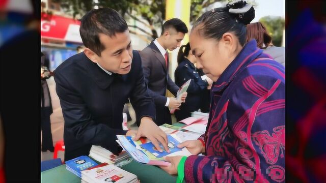 让宪法精神走进巴中人民日常生活,检察官到广场为群众普法