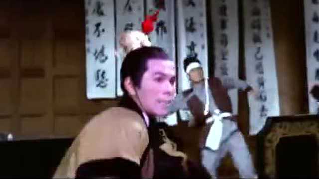 武林风云甘家三姐妹与表哥联手,将紫光剑夺回,表哥却中了毒镖