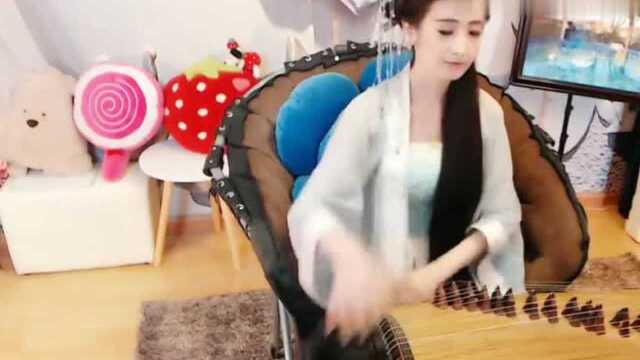 美女主播米苏用一曲古筝曲目《战台风》为大家展示什么才叫手速