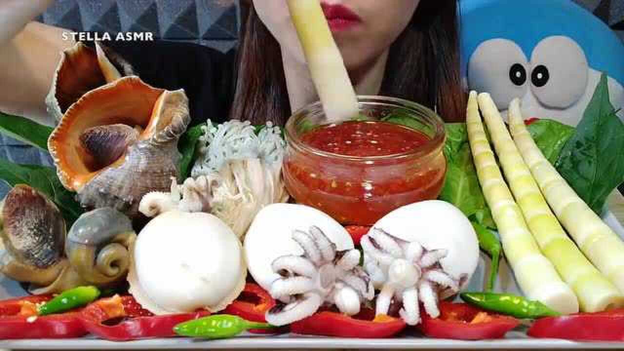 韩国妹子吃播海鲜蘸酱丰富的海产品有口福1