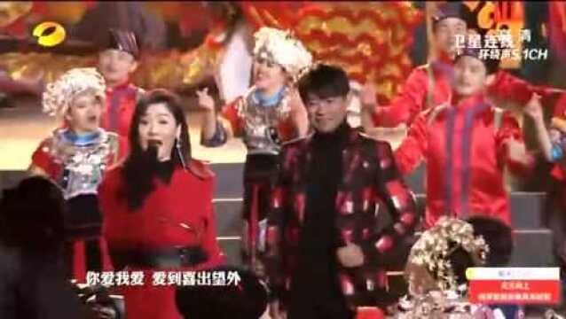 湖南春晚:凤凰传奇演唱《中国喜事》,刚一登场,台下观众尖叫声一片