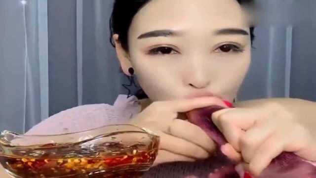 美女抓起这么大的八爪鱼直接就往嘴里塞