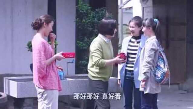 咱家:艾红悠闲嗑瓜子,老妈却手洗一大盆衣服,郭娥瞧见当场发飙