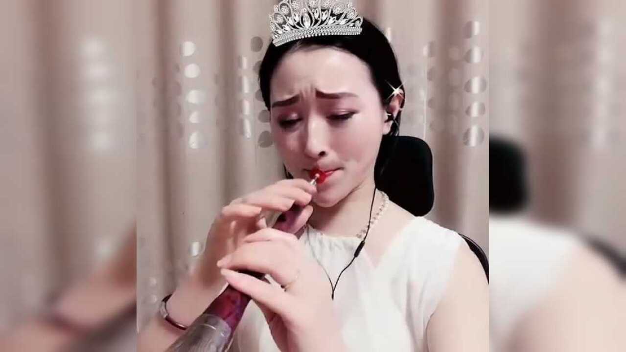 女歌手用唢呐吹奏万爱千恩催人泪下吹的太棒了