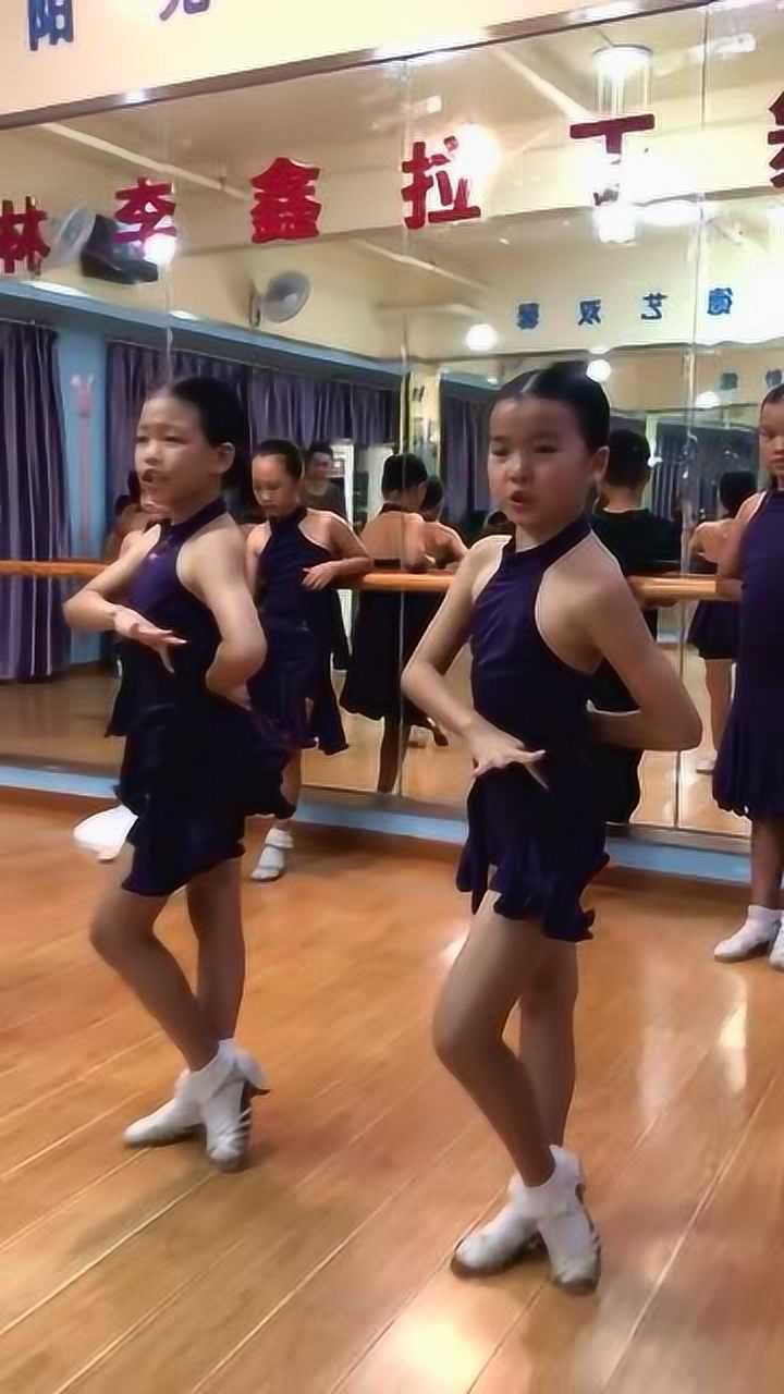 一直不明白一个问题学拉丁舞的女孩为什么表情这么狰狞呢