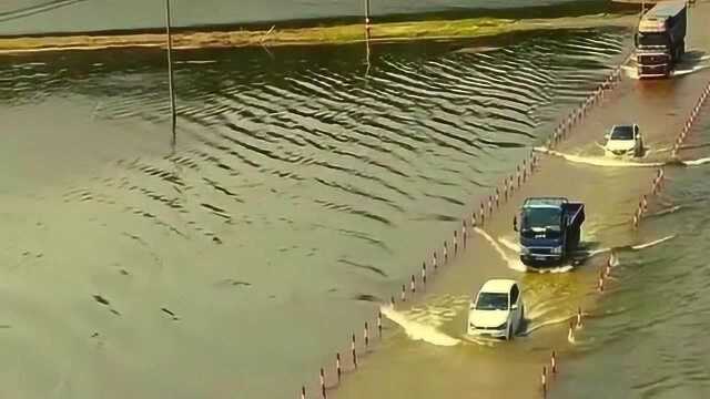 最近雨水真是太大了,公路上都是水,连云港出现了一条水上公路!