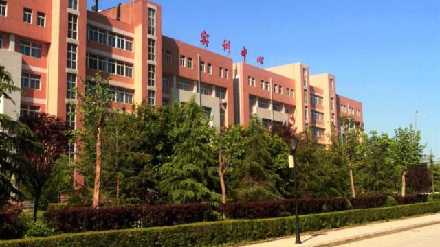 网曝学生领毕业证需先交4000元 学校:系正常收取最后一学期学费