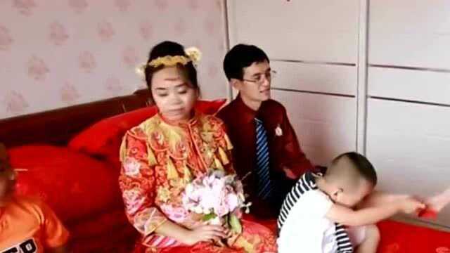 农村一对新人结婚,新郎护新娘上床,床上还摆了早生贵子!