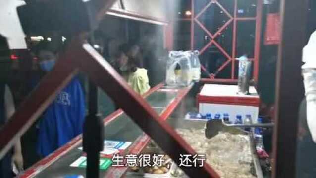 沈阳的彩电塔夜市,没想到有这么多人,摆摊经济好旺盛