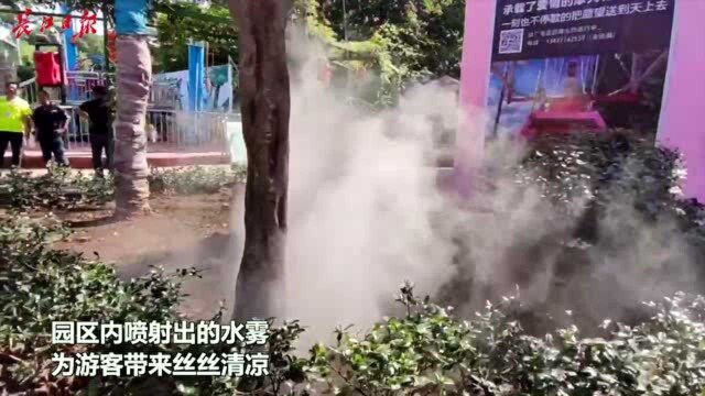 磨山景区现消暑“神器”,喷射水雾为游客降温