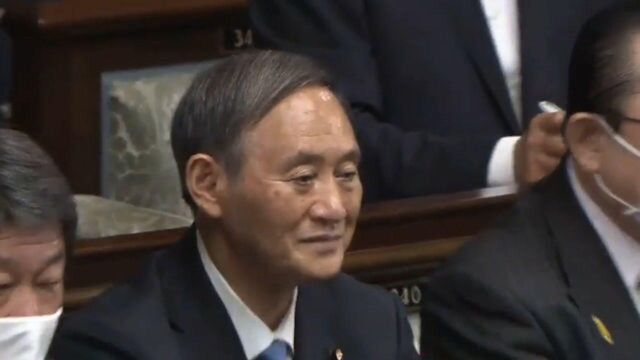 现场!菅义伟正式成为日本第99任首相 掌声中鞠躬致谢