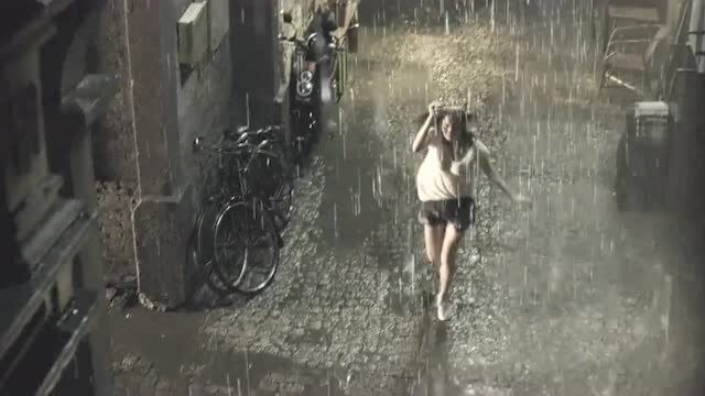 美女衣服被雨淋湿,只好跑到屋檐下避雨,不料男子却看傻了