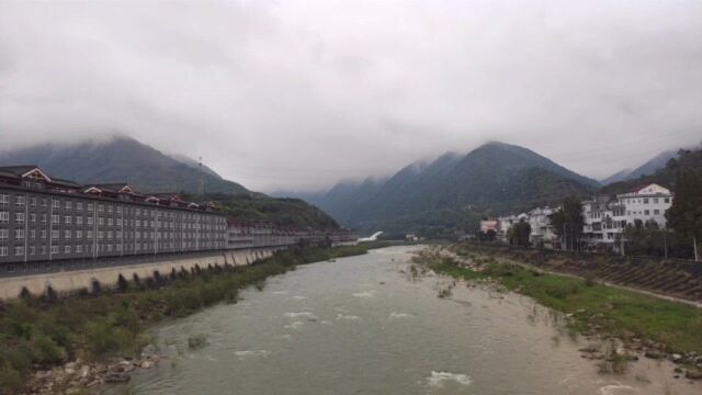 汉中石门栈道风景区,褒河边修的全是客栈,进入景区要走1公里!