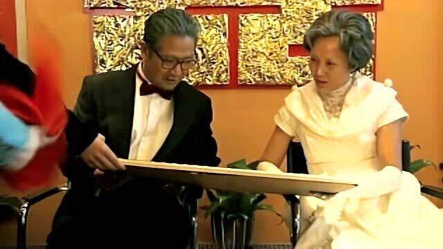 佟志与文丽这对夫妻相伴50年,今天文丽又穿上了婚纱,像新娘子一样美丽!