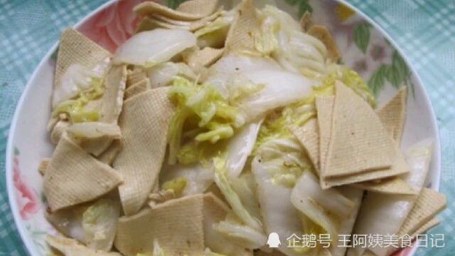 白菜豆皮好吃的家常做法,香辣入味比肉香,热乎乎的真下饭