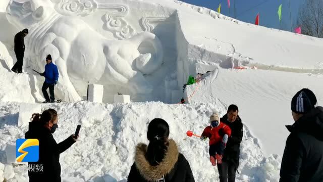 66秒丨“牛气冲天” 吉林两市民制作7米长雪牛迎新春