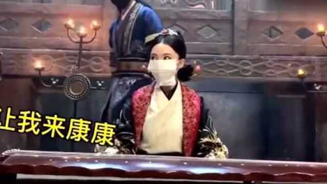 《三千鸦杀》花絮:看看王萌黎在片场,一本正经的在弹琴