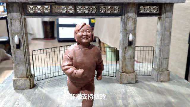 高手!微缩雕塑师用时5天还原你好李焕英厂区大门