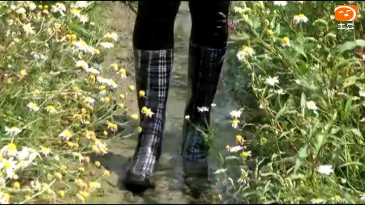 雨靴皮裤踩泥进泥